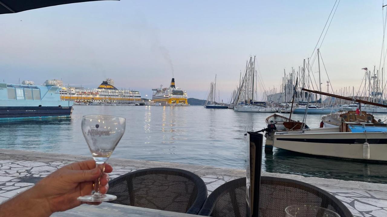 Au Coeur Du Vieux Toulon Au Calme Appartement Renove Climatise Confortable Etage Eleve Avec Ascenseur Proche Parking Et Toutes Commodites Exteriér fotografie